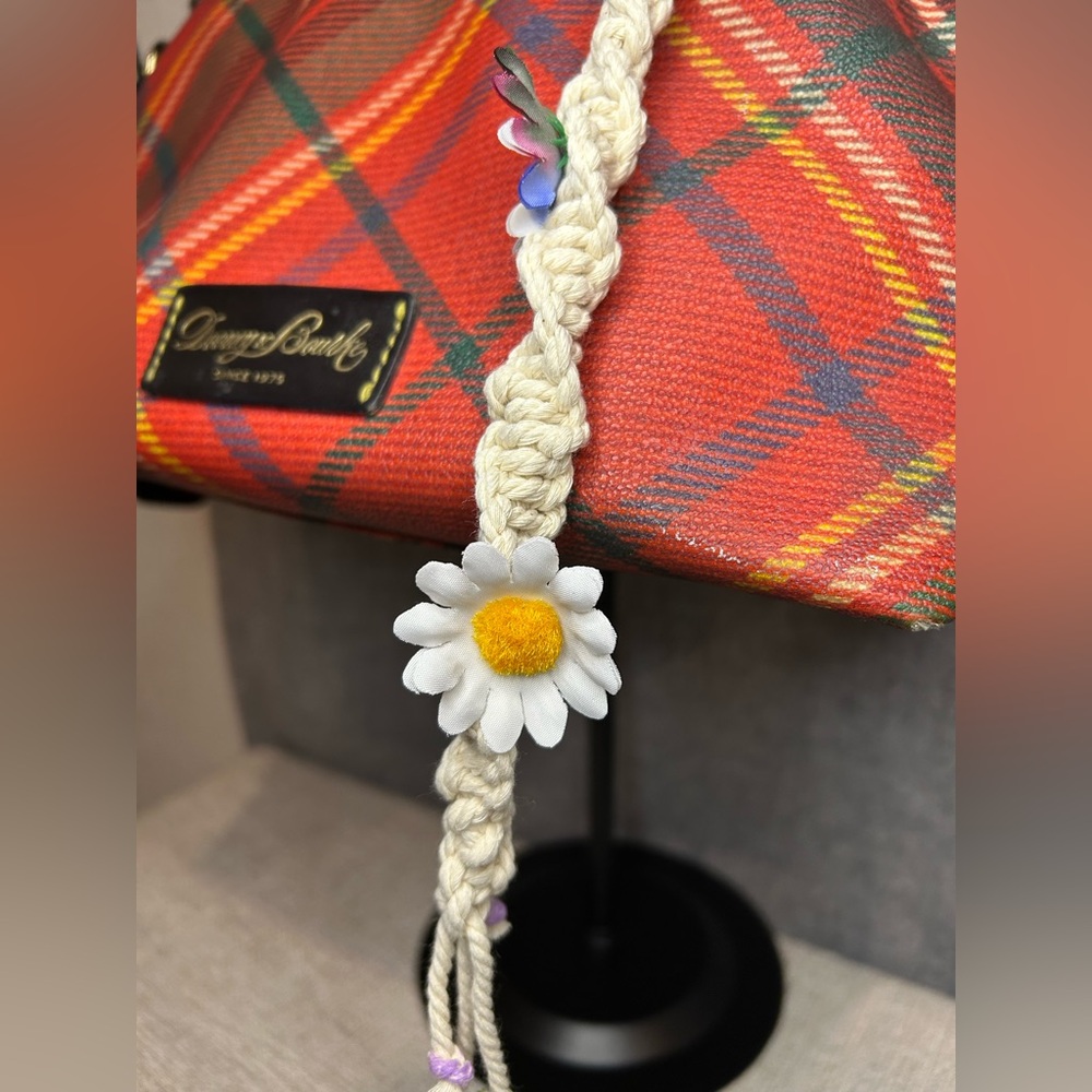 Handmade Macrame Daisy Key Chain - Picture 7 of 8